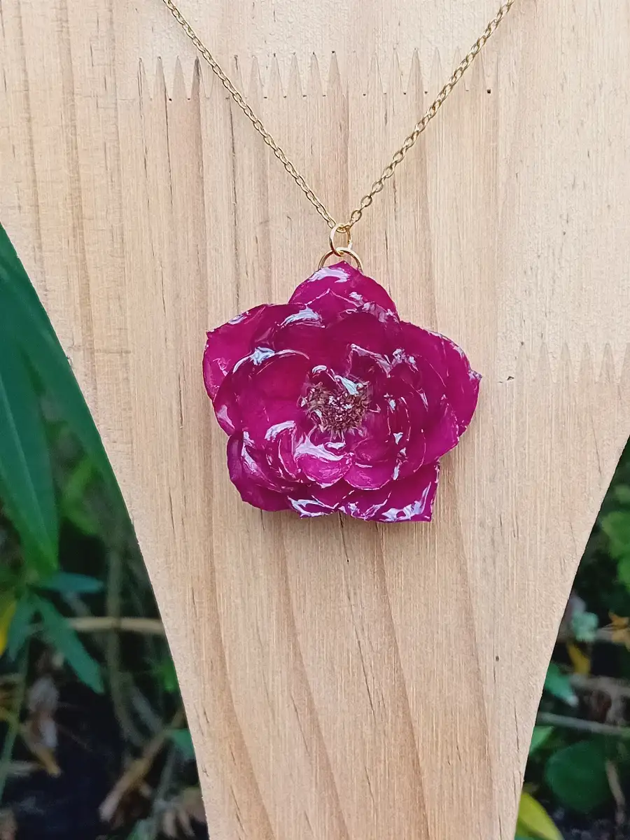 Collier rose rouge