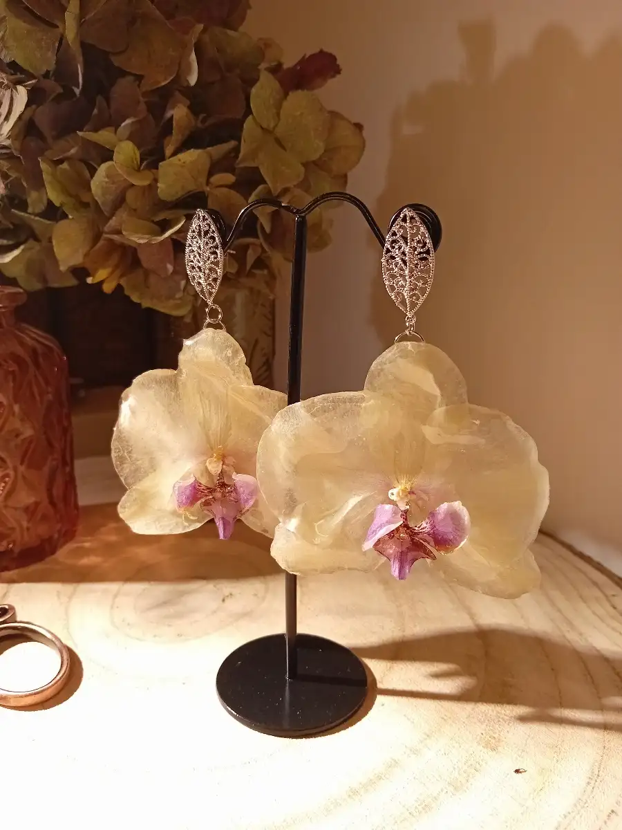 Boucles d'oreilles phalaenopsis blanches à cœur rose