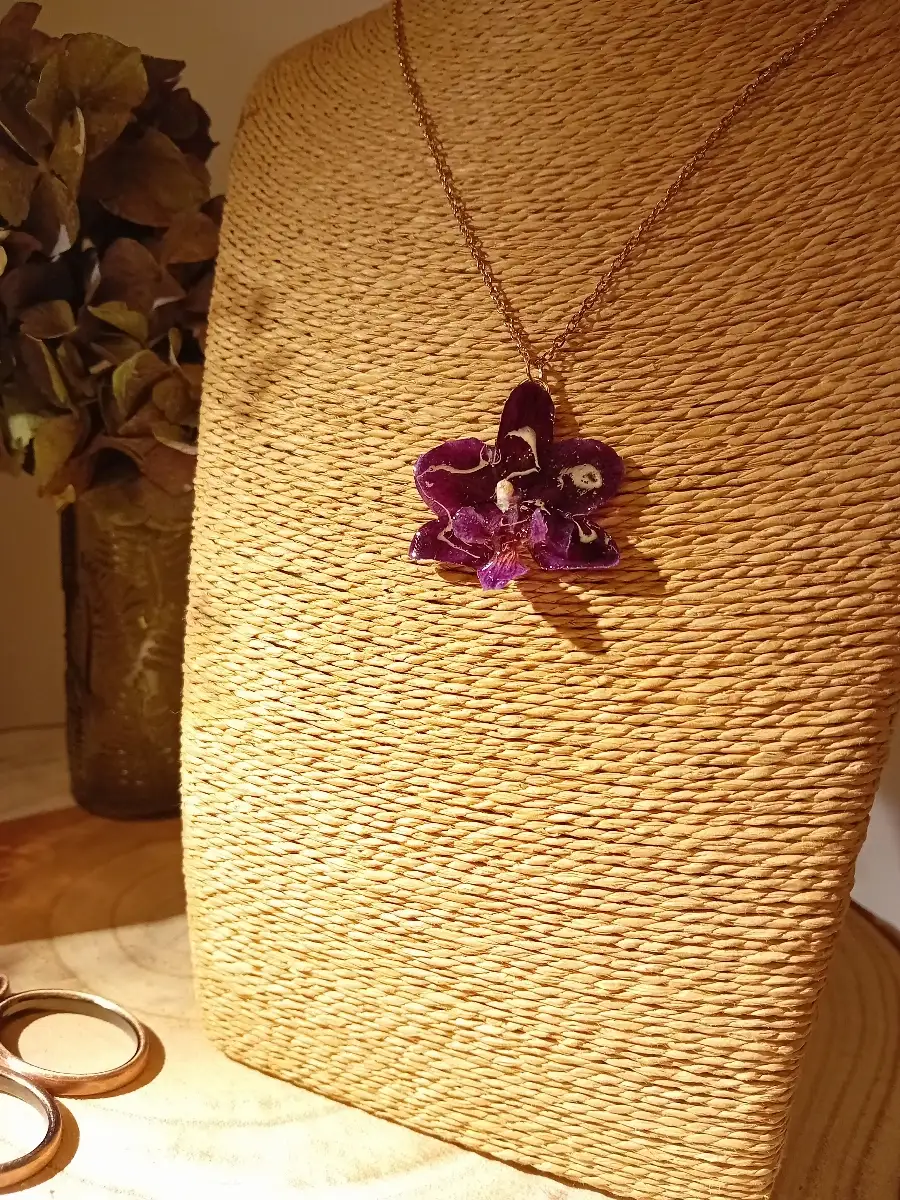 Collier fleur de Phalaenopsis violette foncée.
