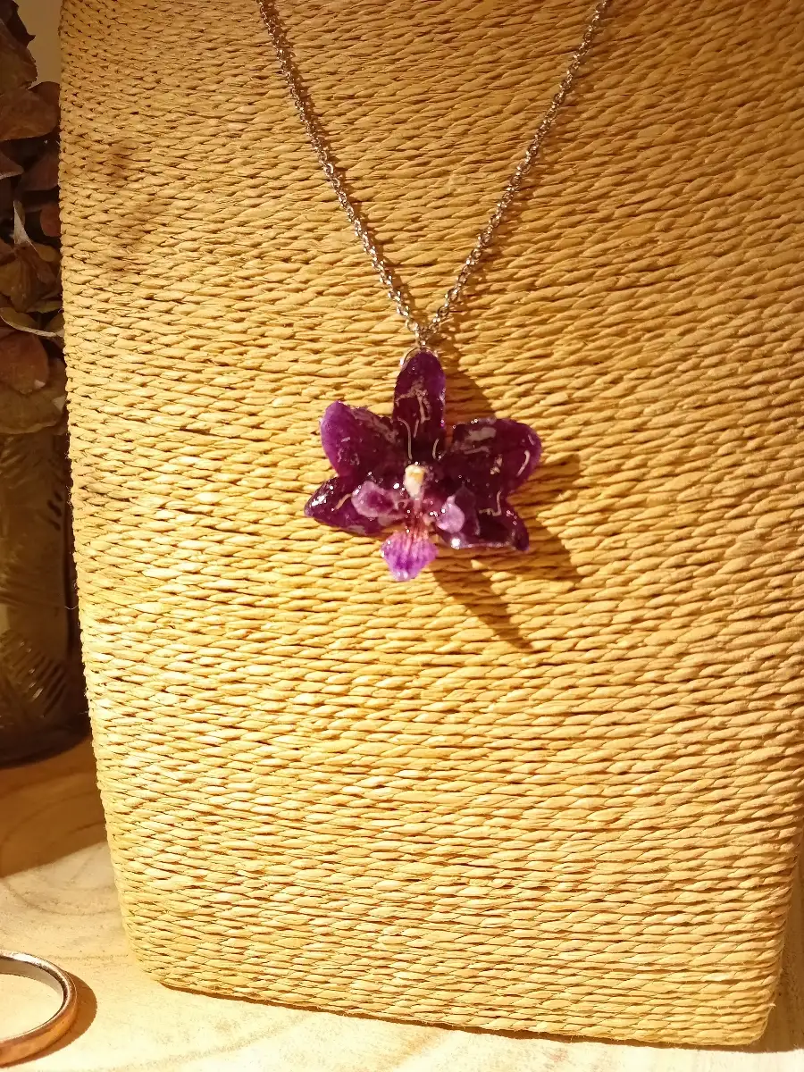 Collier fleur de Phalaenopsis violette foncée et chaîne argentée.