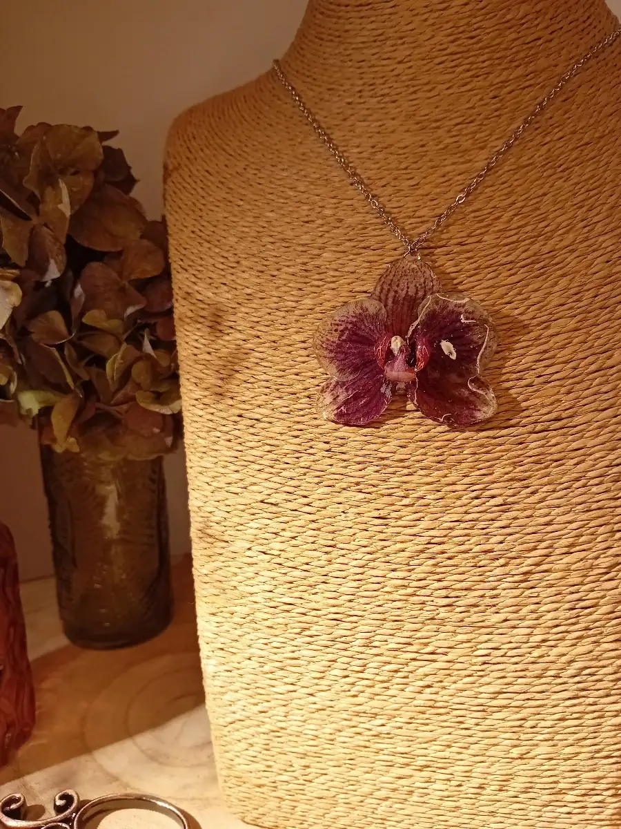 Collier fleur de Phalaenopsis violette foncée et chaîne argentée.
