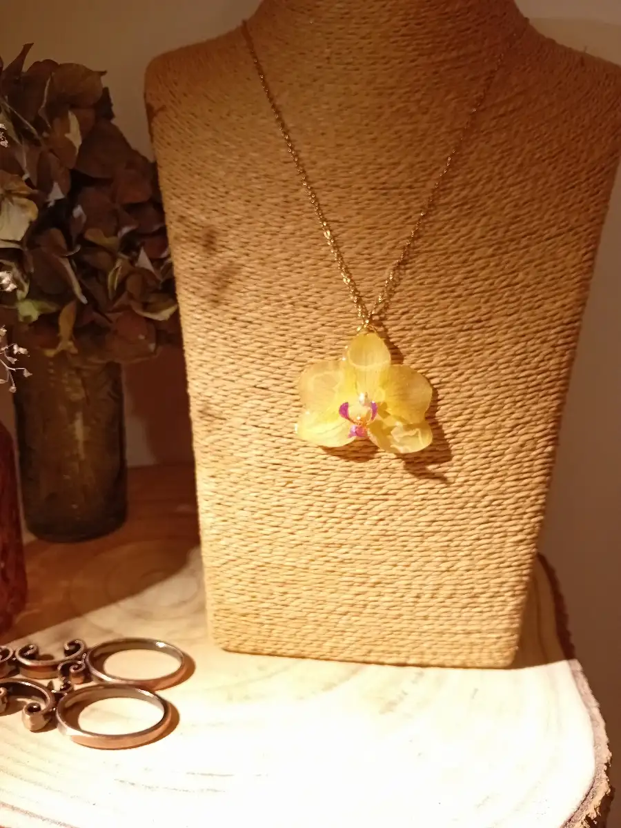 Collier fleur de Phalaenopsis jaune à cœur rose