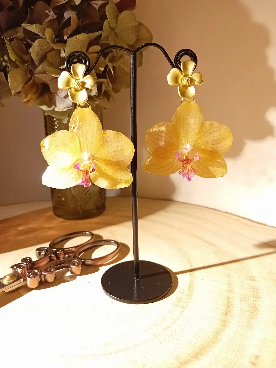 Boucles d'oreilles avec fleurs de Phalaenopsis jaunes à cœur rose