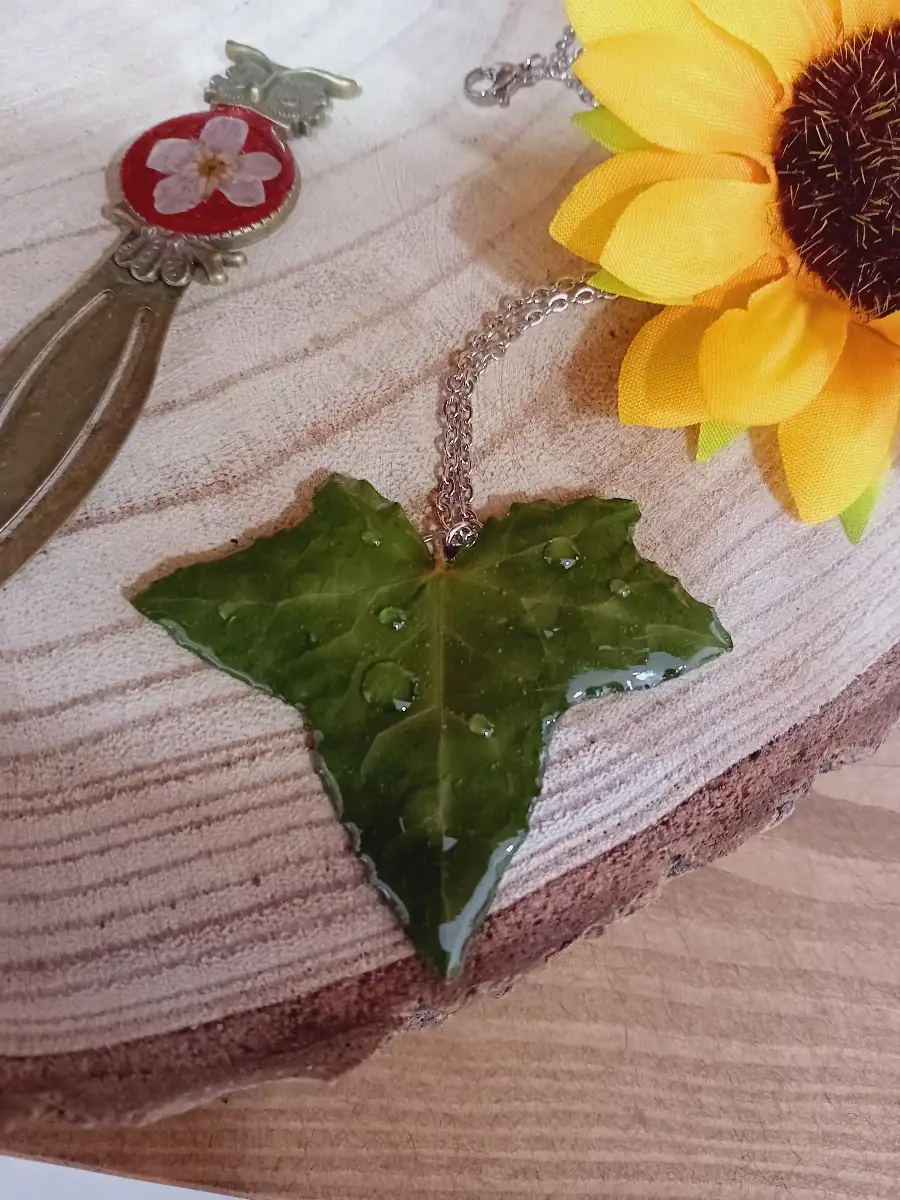 Collier feuille de lierre avec goutte d'eau