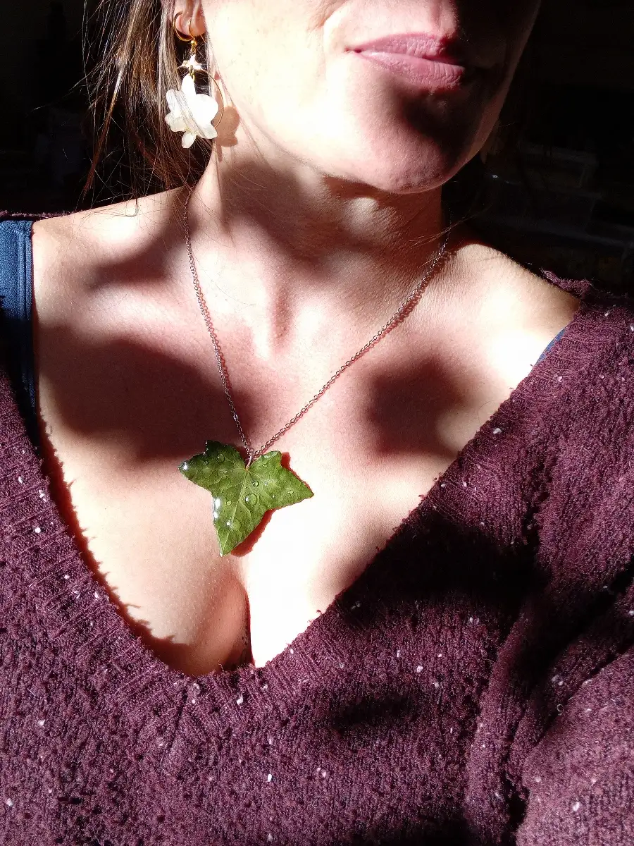 Collier feuille de lierre avec goutte d'eau
