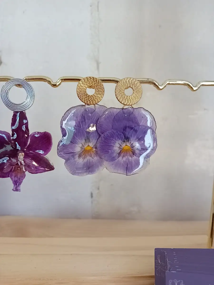 Boucles d'oreilles fleurs de viola cornuta